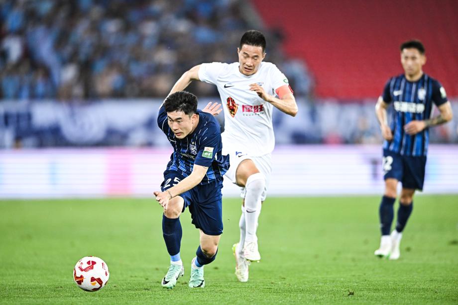 毛伟杰破门图多列点射绝平 三镇5分钟2球2-2英博