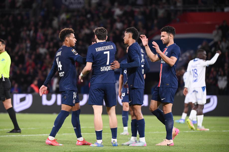 克瓦拉茨赫利亚双响 巴黎3-1逆转战胜欧塞尔