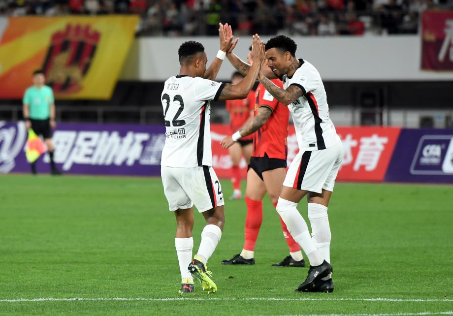 古斯塔沃双响 上海海港6-2晋级足协杯16强