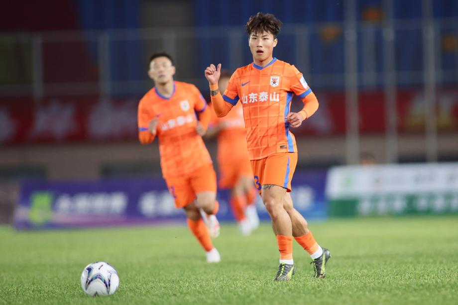 克雷桑梅开二度 山东泰山5-0大胜青岛红狮