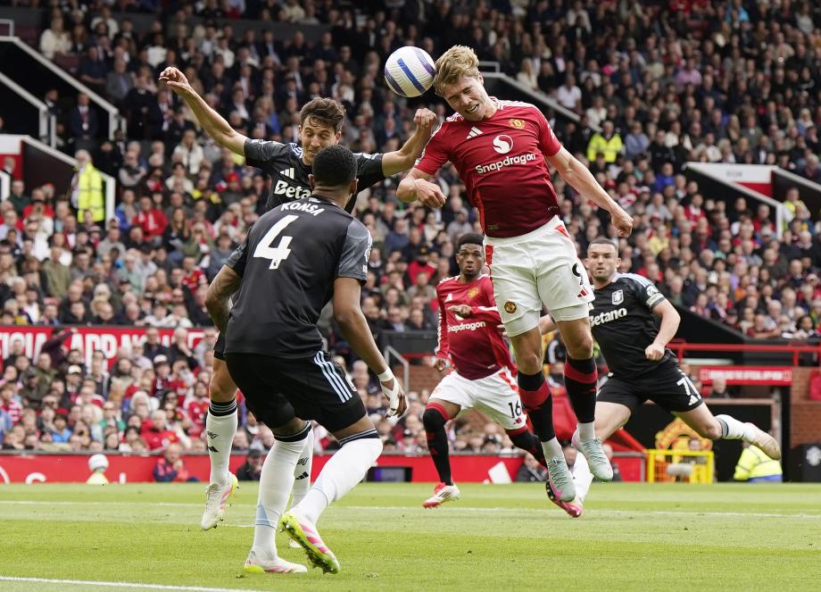 英超-阿玛德造两球 曼联2-0十人维拉联赛第15收官