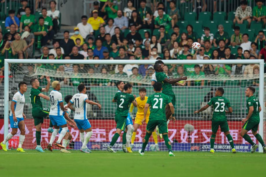 主场战胜青岛西海岸 北京国安领跑中超积分榜