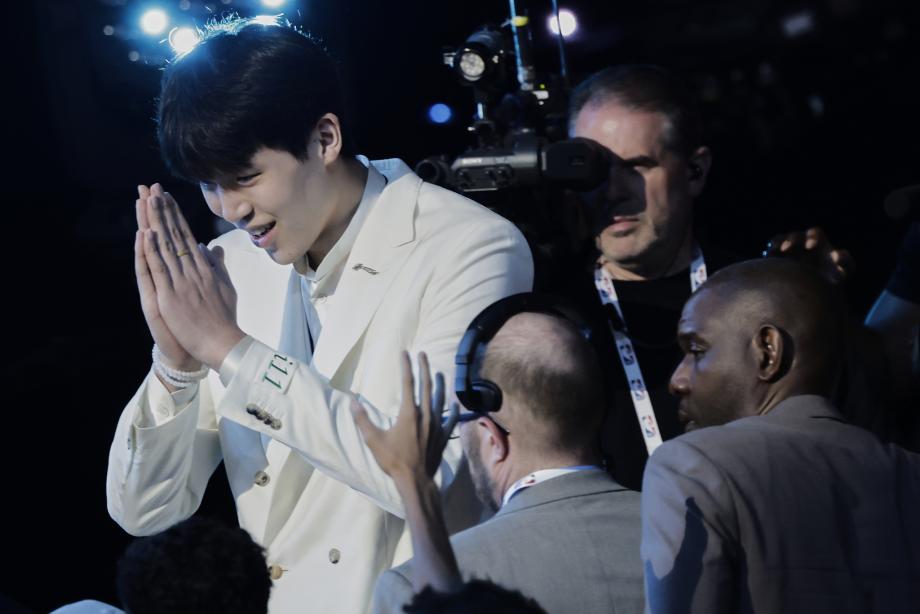 NBA选秀大会：中国球员杨瀚森首轮第16顺位被选中