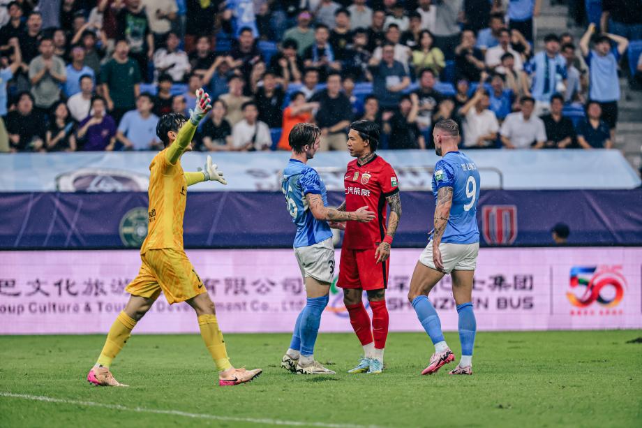 莱昂纳多传射建功 上海海港战胜深圳新鹏城