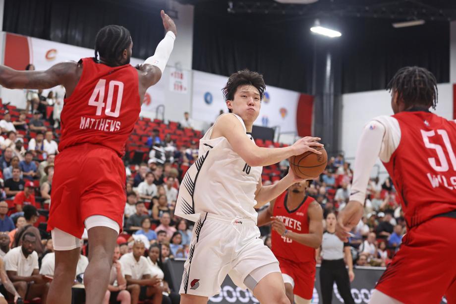 杨瀚森8分8板5助3帽表现全面 开拓者大胜火箭