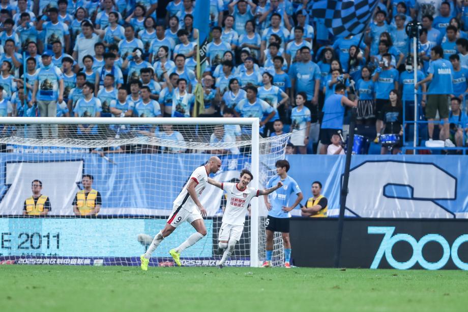 费利佩进球甘超破门 成都蓉城战胜大连英博