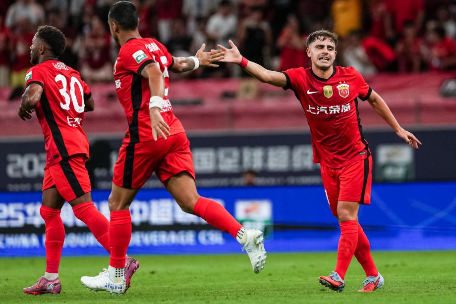 主场大胜河南队 上海海港领跑联赛积分榜