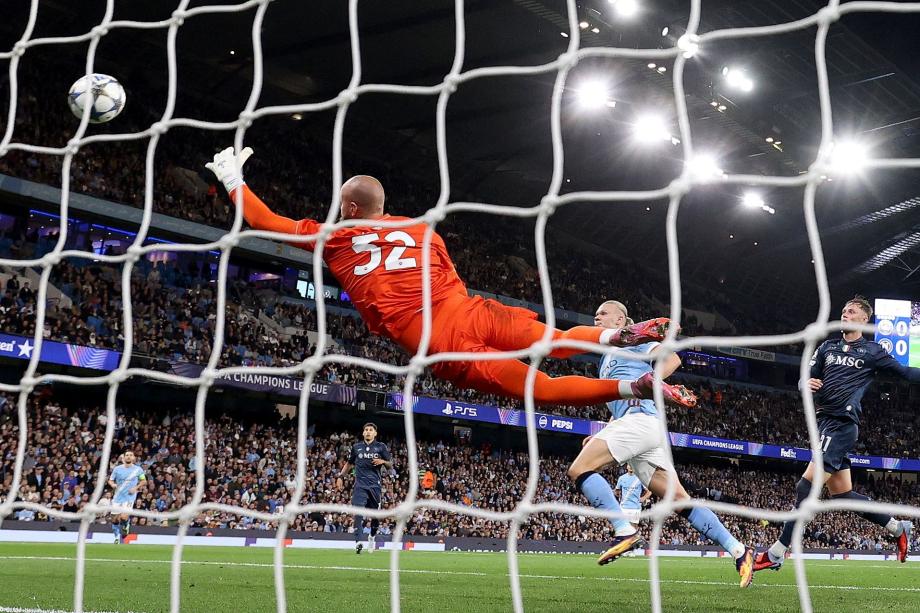 哈兰德欧冠50球+造红牌 曼城2-0十人那不勒斯