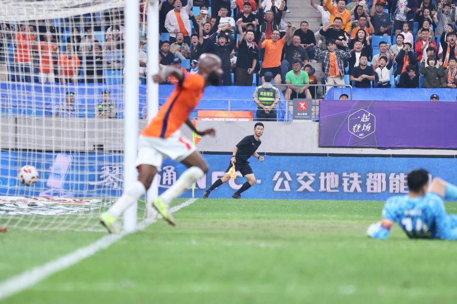 奥古斯托补时破门 青岛海牛主场平山东泰山