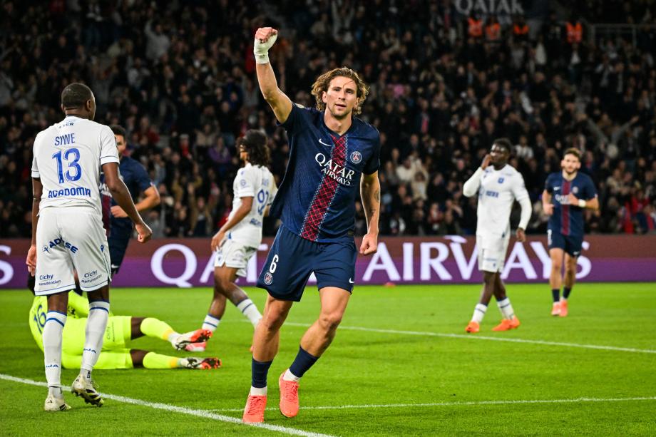 双中卫双双破门 巴黎圣日耳曼2-0胜欧塞尔