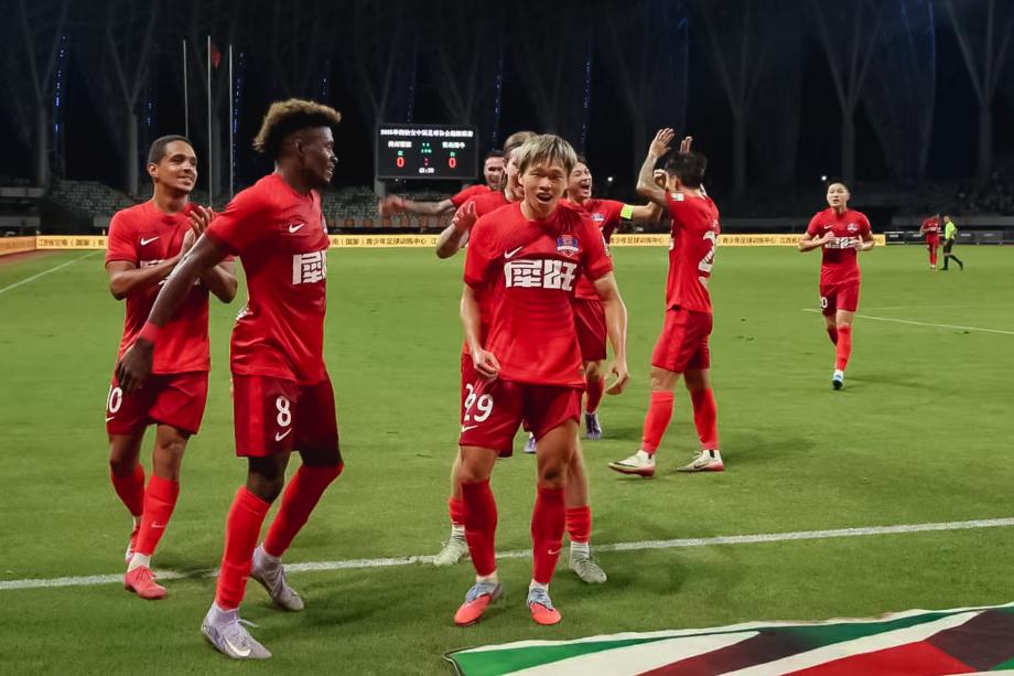 后卫解围失误送大礼 梅州客家击败青岛海牛