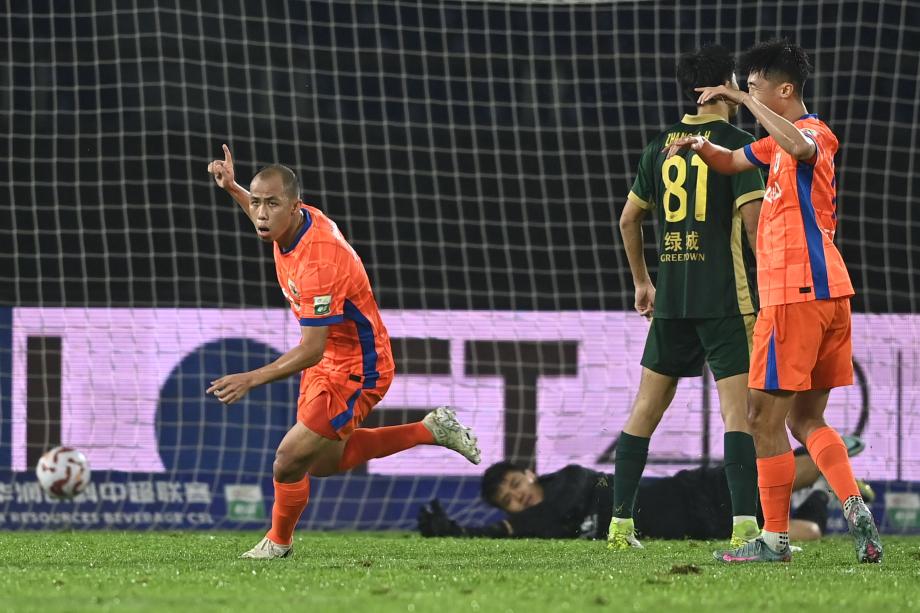 [图]黄政宇破门奥乌苏世界波 浙江队战平山东泰山配资网站排名第一