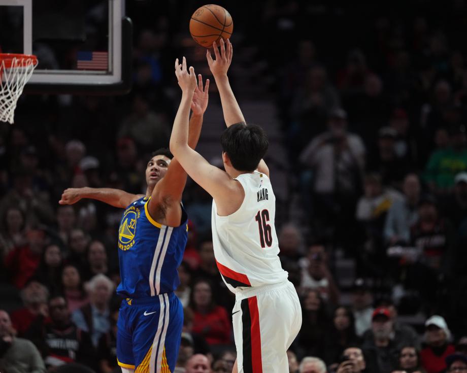 常规赛首胜！杨瀚森暴扣+火锅 开拓者击败勇士