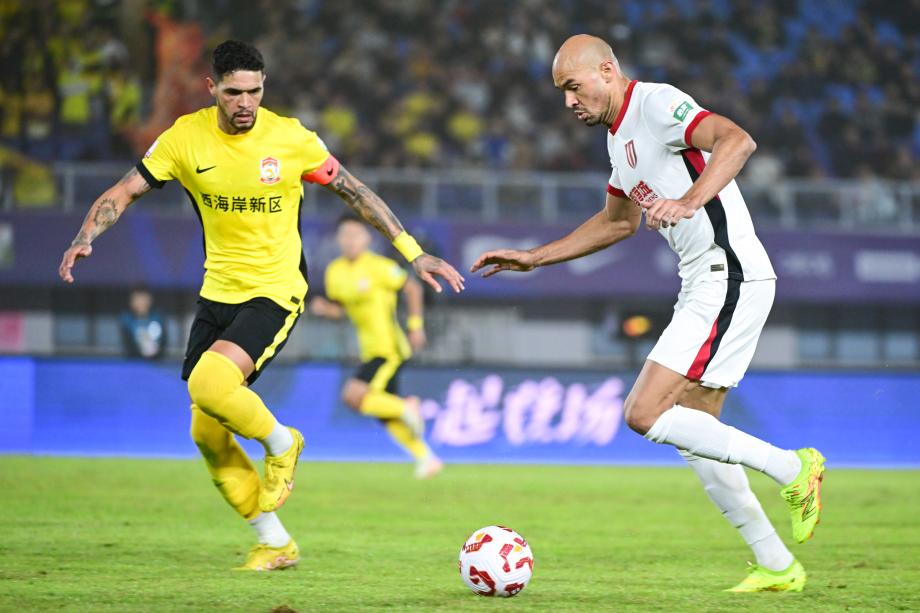 戴维森梅开二度 青岛西海岸主场平成都蓉城