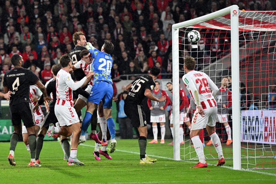 德国杯-凯恩双响迪亚斯失单刀 拜仁4-1科隆