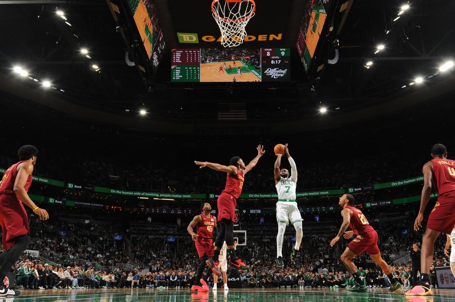 布朗30分莫布利19+11 凯尔特人20分大胜骑士