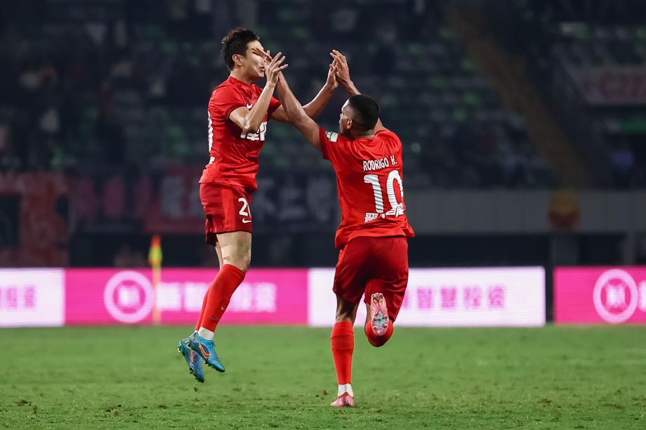 杨铭锐毕津浩进球 梅州客家主场平大连英博