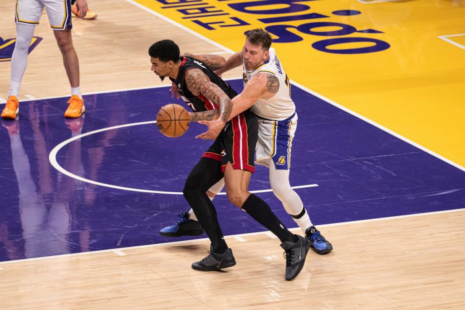 东契奇29+11+10里夫斯26+11 湖人力克热火