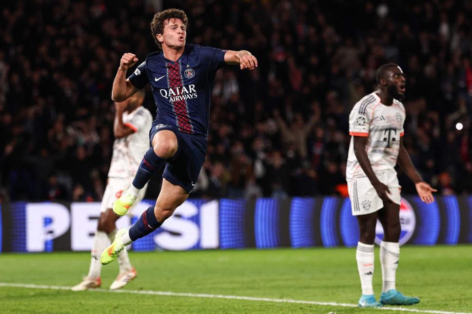 迪亚斯双响+直红 十人拜仁2-1巴黎全胜领跑