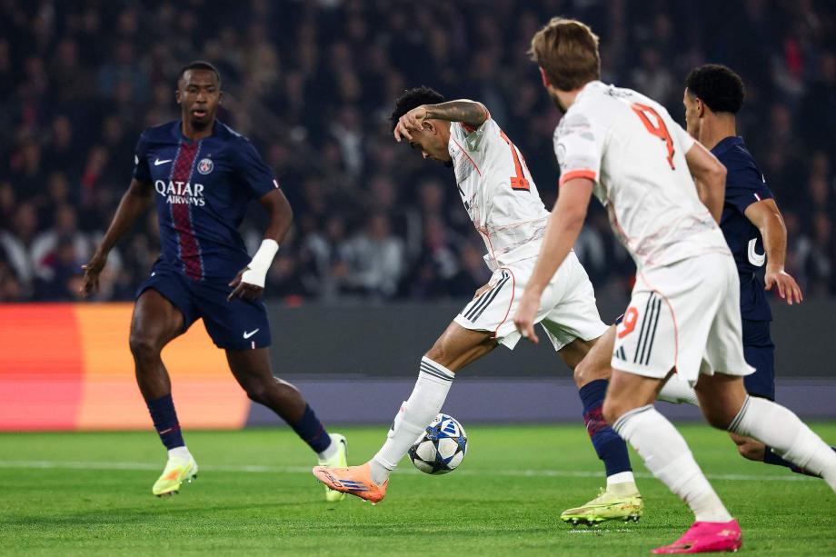 迪亚斯双响+直红 十人拜仁2-1巴黎全胜领跑