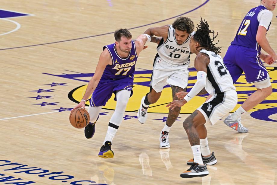 东契奇35+9+13艾顿22+10文班19+8 湖人险胜马刺