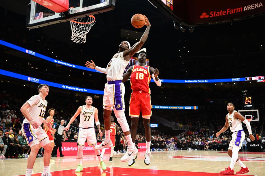 东契奇22+5+11 残阵老鹰7人上双终结湖人5连胜