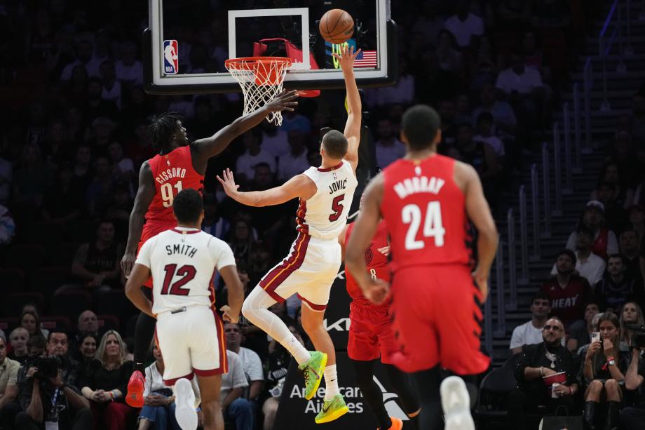 约维奇29分阿夫迪亚33分11板 热火险胜开拓者