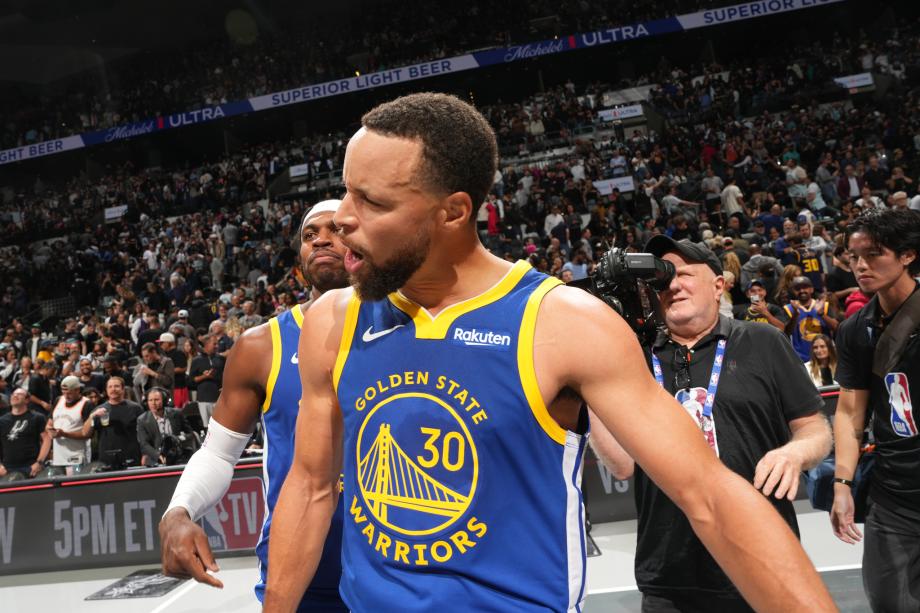 库里49分罚球准绝杀创纪录 勇士客场险胜马刺