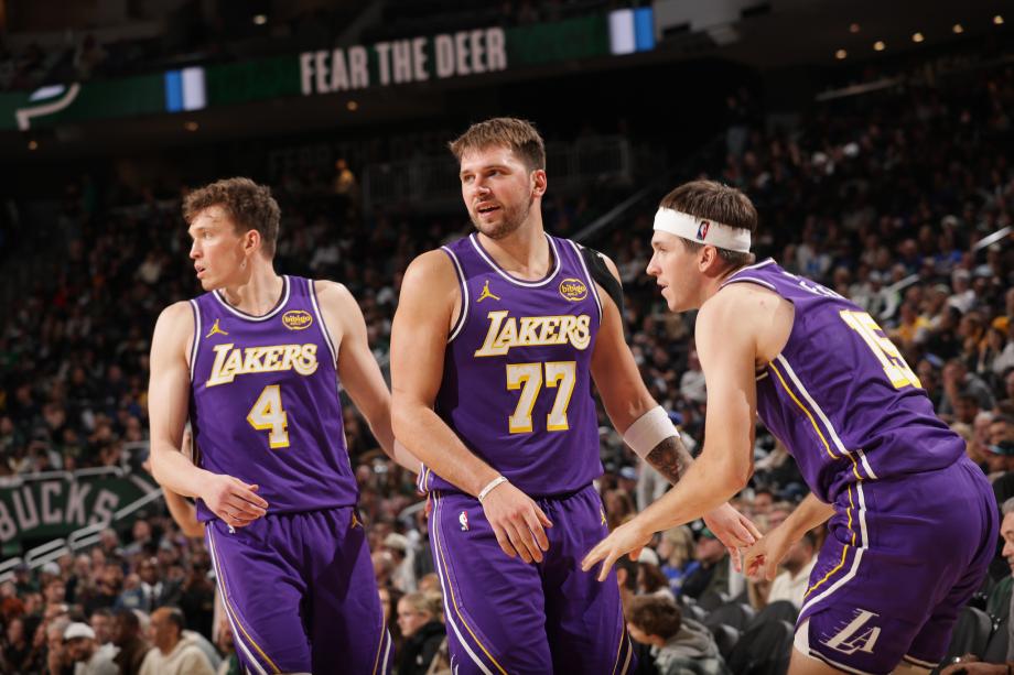 东契奇41+9字母哥空砍32+10 湖人客场大胜雄鹿