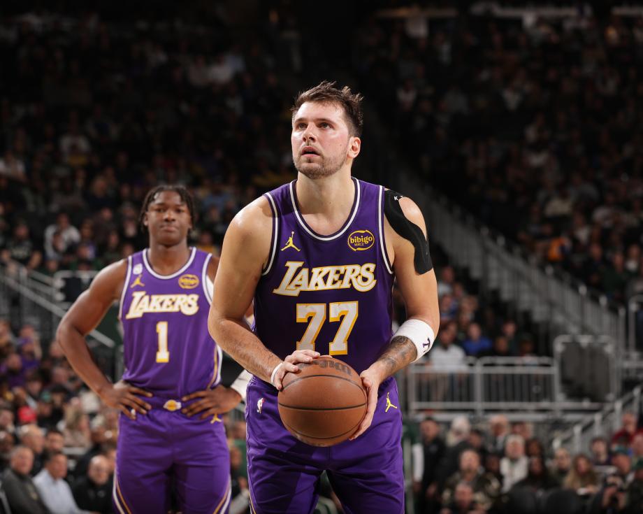 东契奇41+9字母哥空砍32+10 湖人客场大胜雄鹿