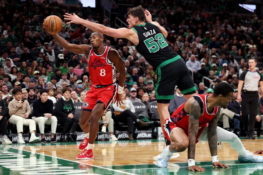 布朗33+12哈登空砍37+7+8 凯尔特人险胜快船