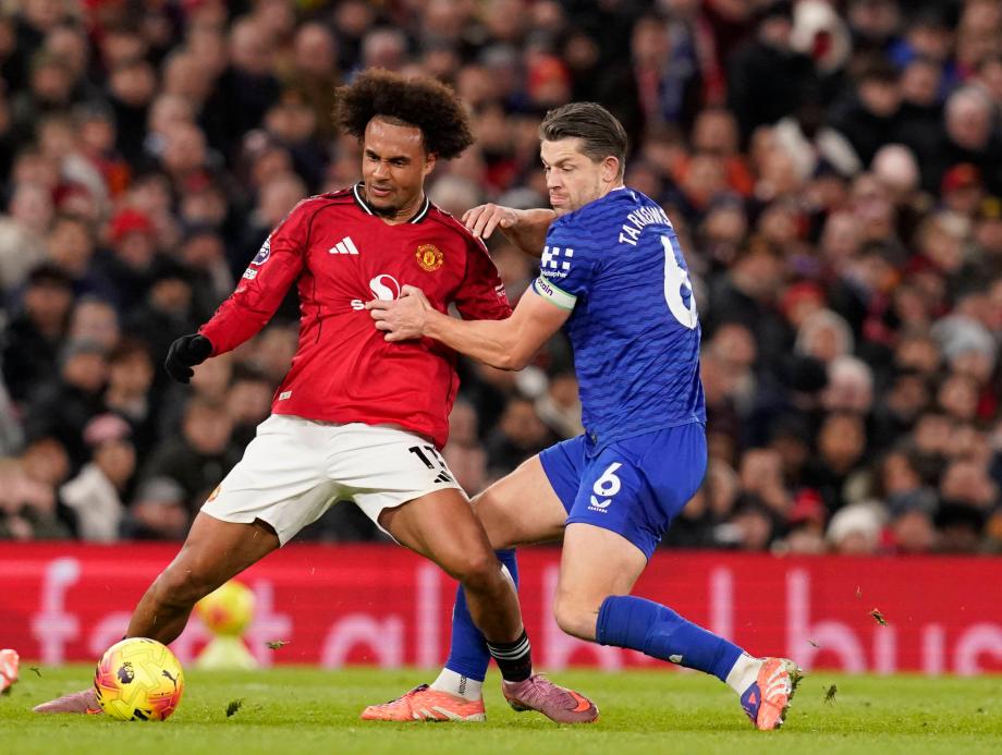 盖耶掌掴队友直红霍尔破门 曼联0-1埃弗顿