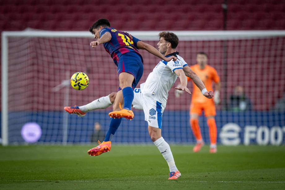 亚马尔传射奥尔莫双响 巴萨3-1阿拉维斯联赛登顶