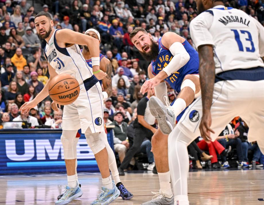 戴维斯32+13约基奇空砍29+20+13 独行侠胜掘金