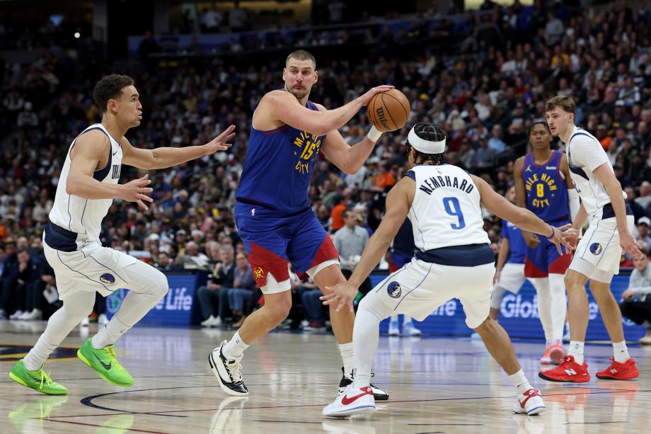 戴维斯32+13约基奇空砍29+20+13 独行侠胜掘金