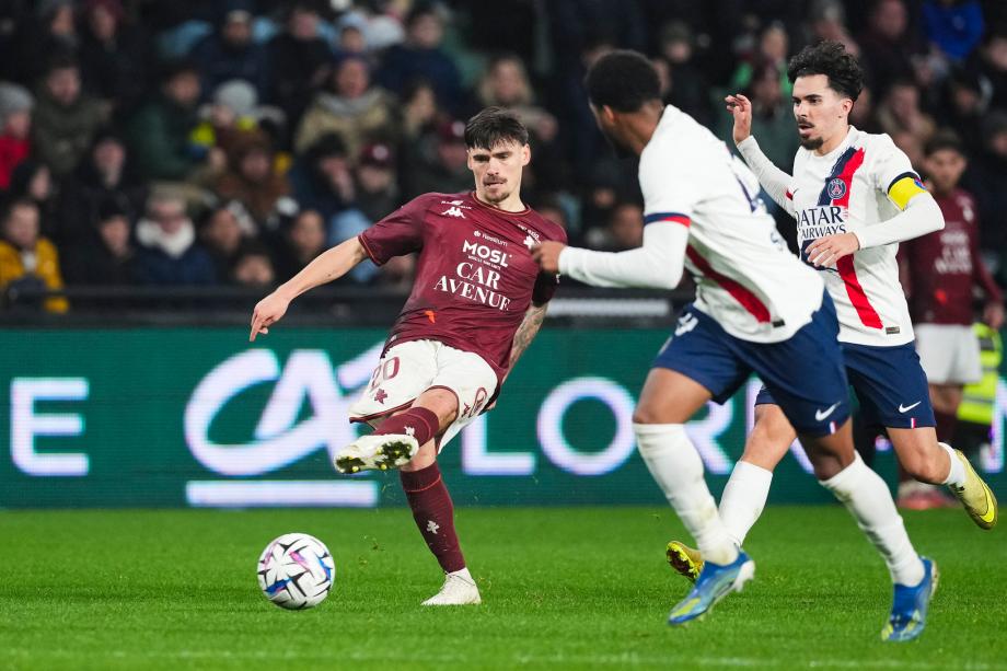 杜埃长距离奔袭 巴黎圣日耳曼3-2力克梅斯