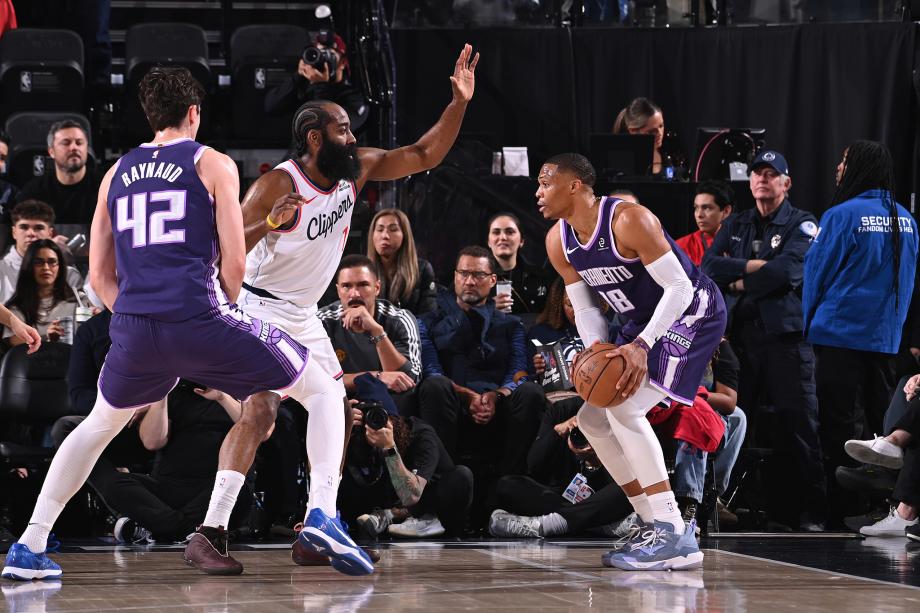 NBA：莱昂纳德哈登合砍54分 快船41分大胜国王