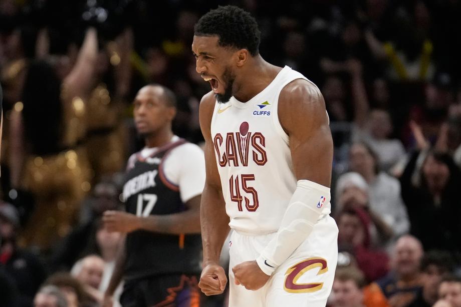 米切尔34分布克32分 骑士6人上双终结太阳4连胜