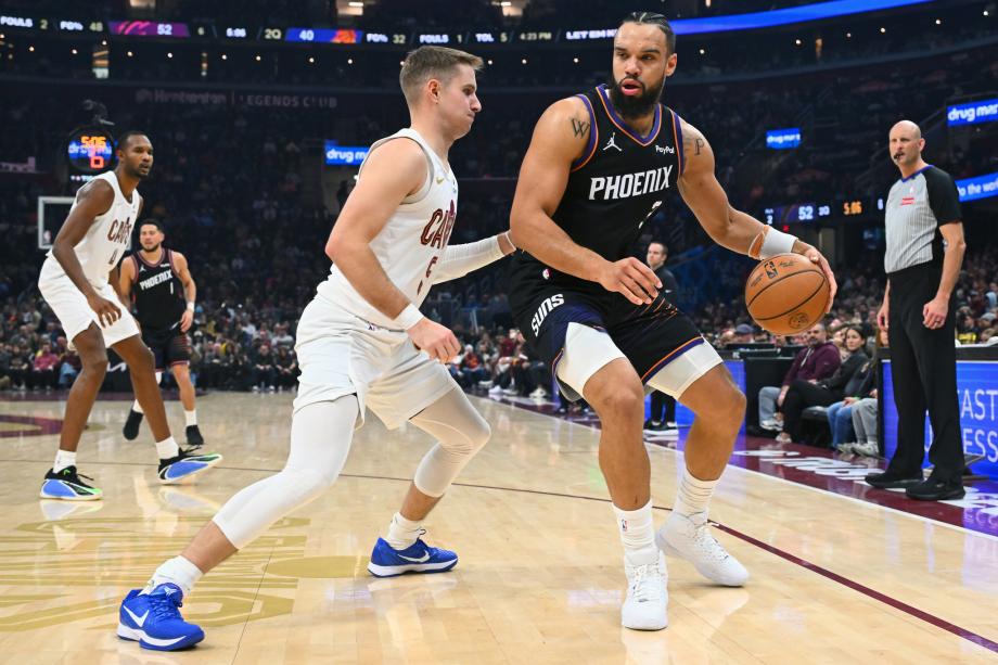 米切尔34分布克32分 骑士6人上双终结太阳4连胜