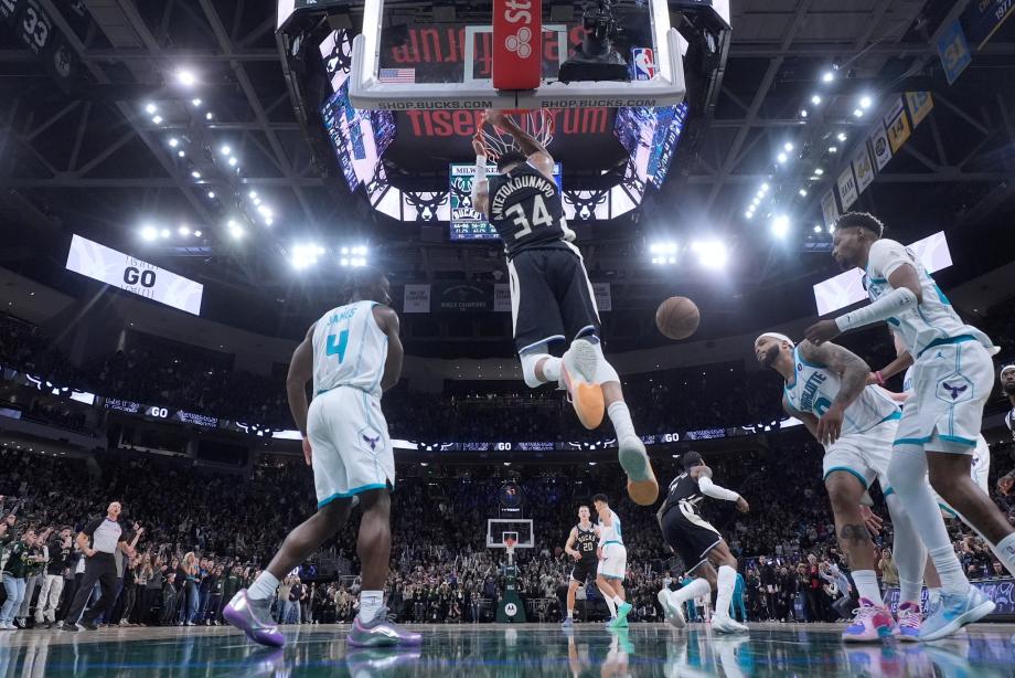 字母哥30+10空接准绝杀罗林斯29分 雄鹿逆转黄蜂