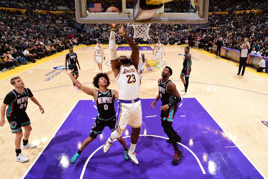 詹姆斯26+10助攻里程碑东契奇36+9 湖人逆转灰熊