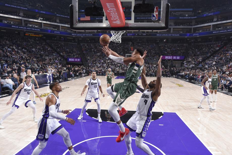 字母哥37+11拉文复出20分 雄鹿客场大胜国王