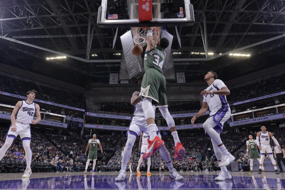 字母哥37+11拉文复出20分 雄鹿客场大胜国王