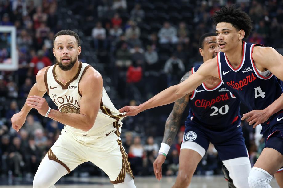 莱昂纳德24+12库里27+6 快船主场险胜勇士