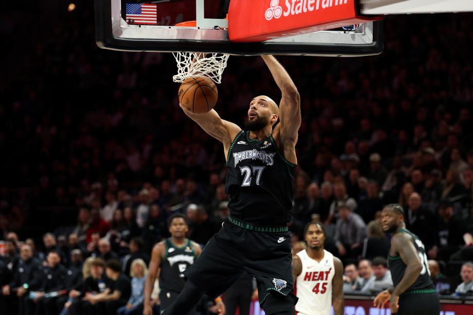 爱德华兹26+5鲍威尔21分 森林狼扑灭热火迎三连胜