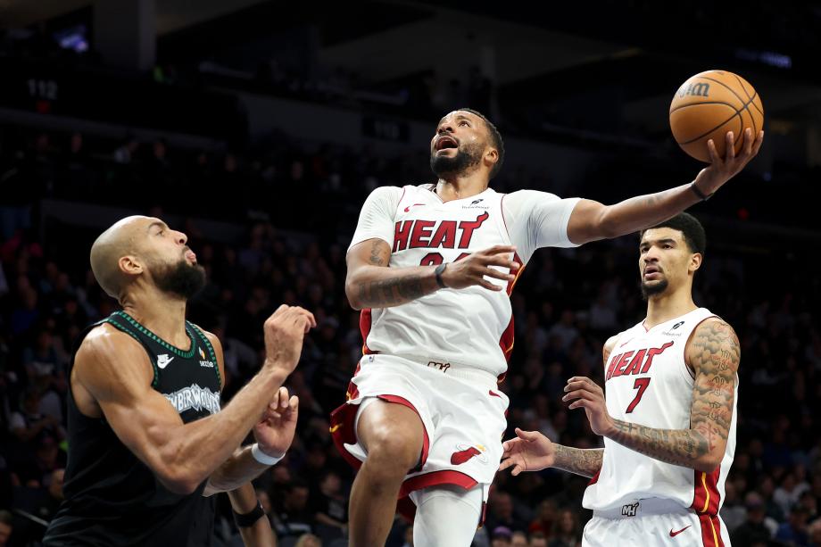 爱德华兹26+5鲍威尔21分 森林狼扑灭热火迎三连胜