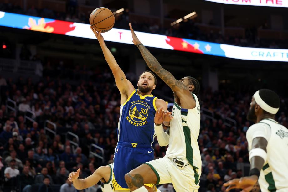 库里31+7+7字母哥空砍34+10+5 勇士力擒雄鹿