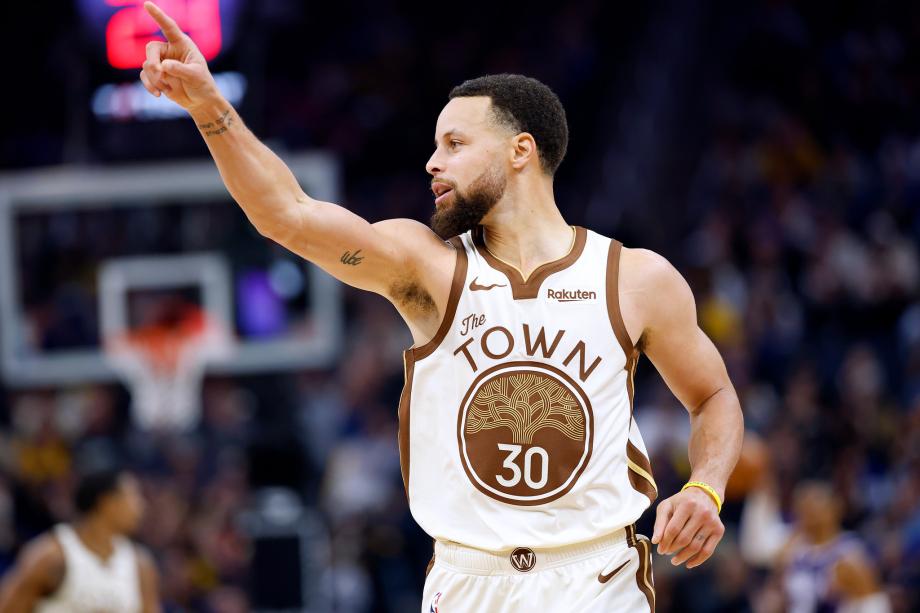 国王103-137勇士 库里27分10助巴特勒15分