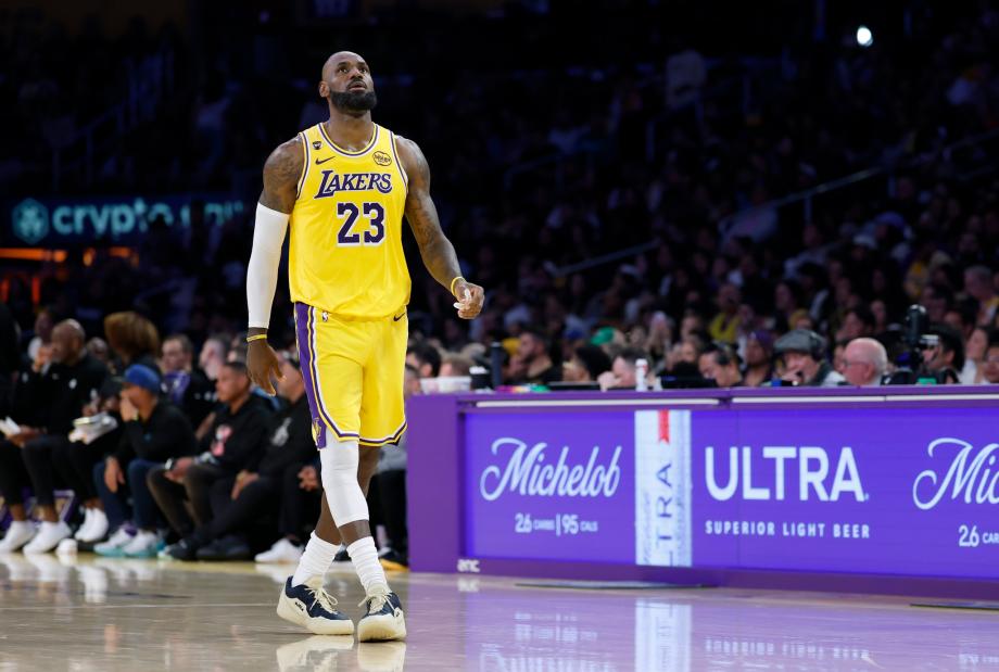 詹姆斯29+9东契奇39分 鲍尔30+11湖人惨败黄蜂