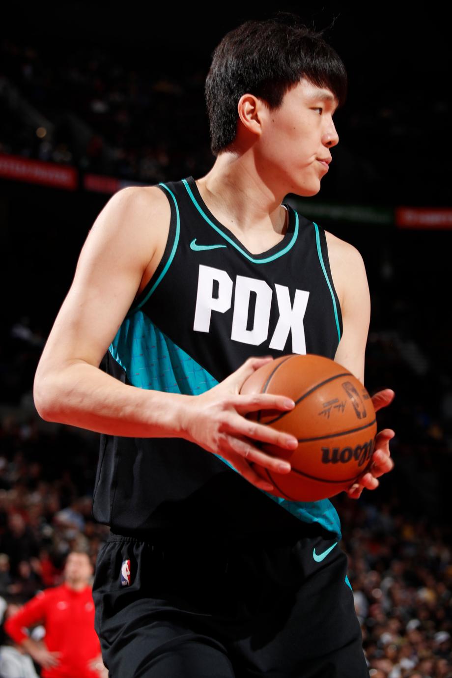 杨瀚森3分半1失误詹姆斯20+9+8 开拓者轻取湖人